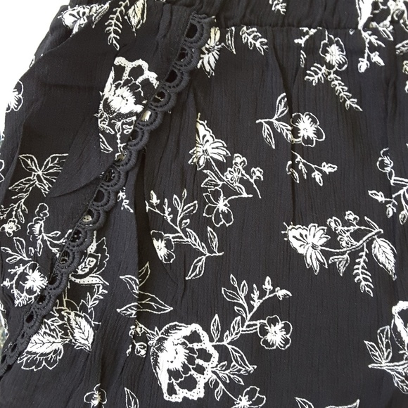 LAST 1! Black floral tulip hem shorts - Picture 7 of 7